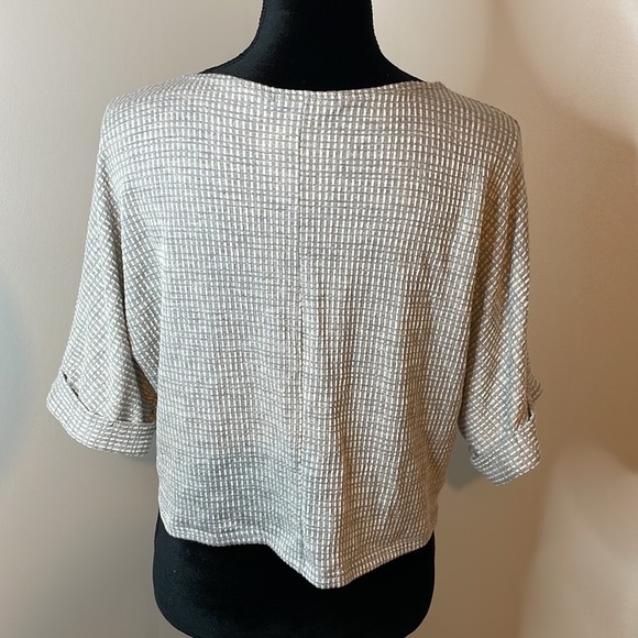 Caution to the wind womens top color grey & white size small - Picture 2 of 8